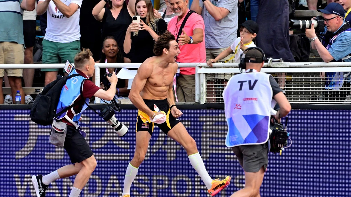 Armand Duplantis 6.28 metre dünya rekoru atlayışı