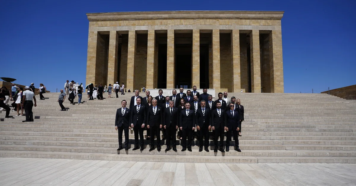 Beşiktaş'tan Anıtkabir'e ziyaret