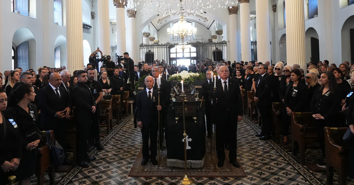 Dikran Gülmezgil, son yolculuğuna uğurlandı