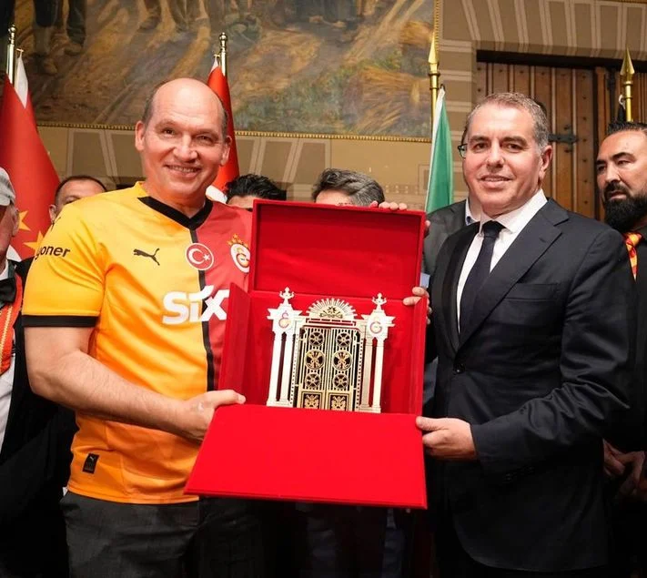 Manneken Pis heykeli 5 yıldızlı Galatasaray formasıyla